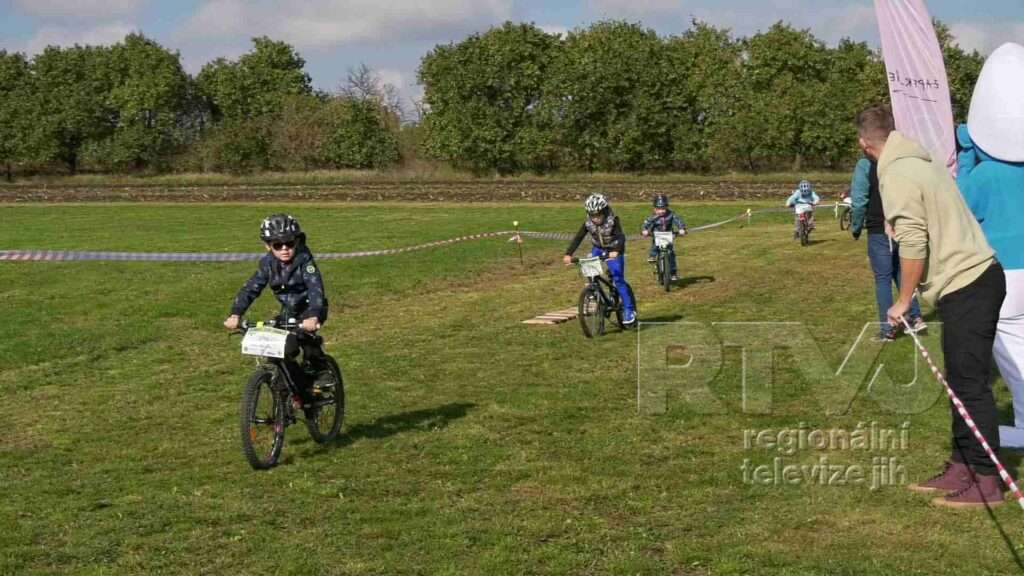 Malí cyklisti prověřili svou zdatnost na letišti ve Velkých Pavlovicích, foto 06