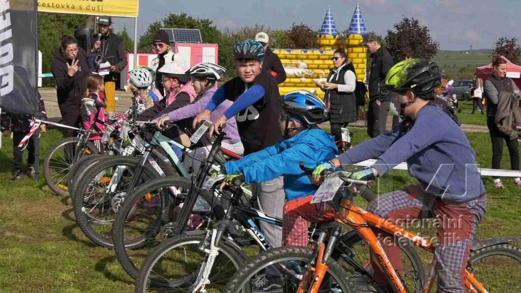Malí cyklisti prověřili svou zdatnost na letišti ve Velkých Pavlovicích, foto 08