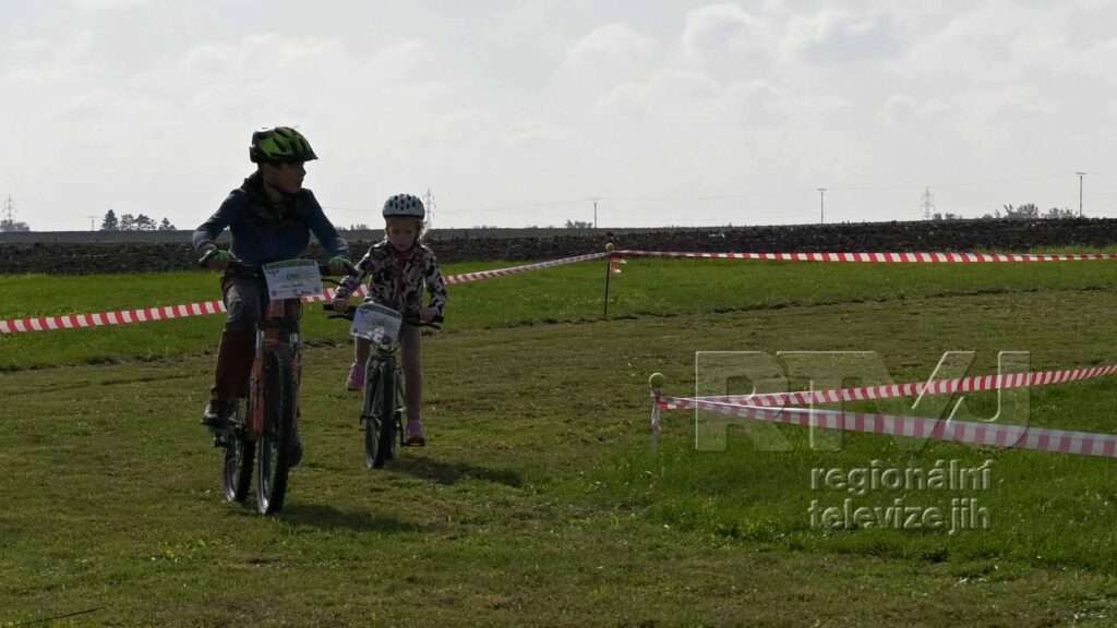 Malí cyklisti prověřili svou zdatnost na letišti ve Velkých Pavlovicích, foto 09