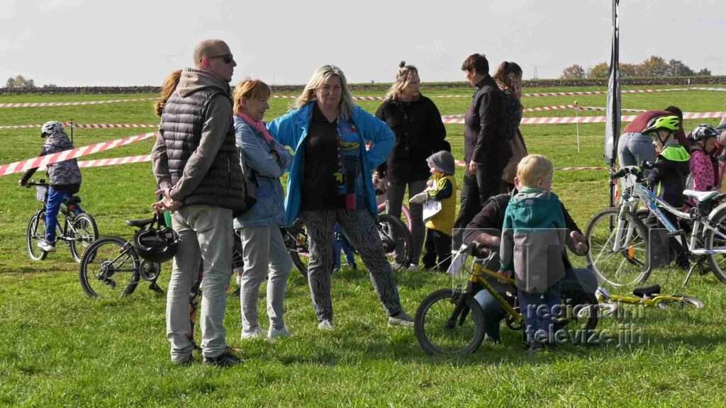 Malí cyklisti prověřili svou zdatnost na letišti ve Velkých Pavlovicích, foto 02