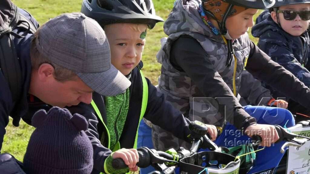 Malí cyklisti prověřili svou zdatnost na letišti ve Velkých Pavlovicích, foto 03