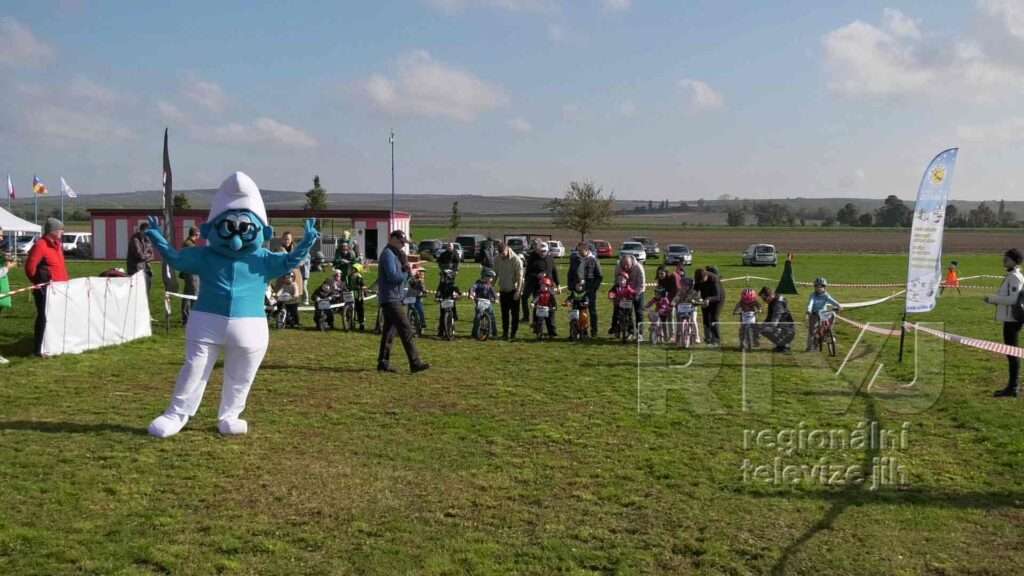 Malí cyklisti prověřili svou zdatnost na letišti ve Velkých Pavlovicích, foto 05