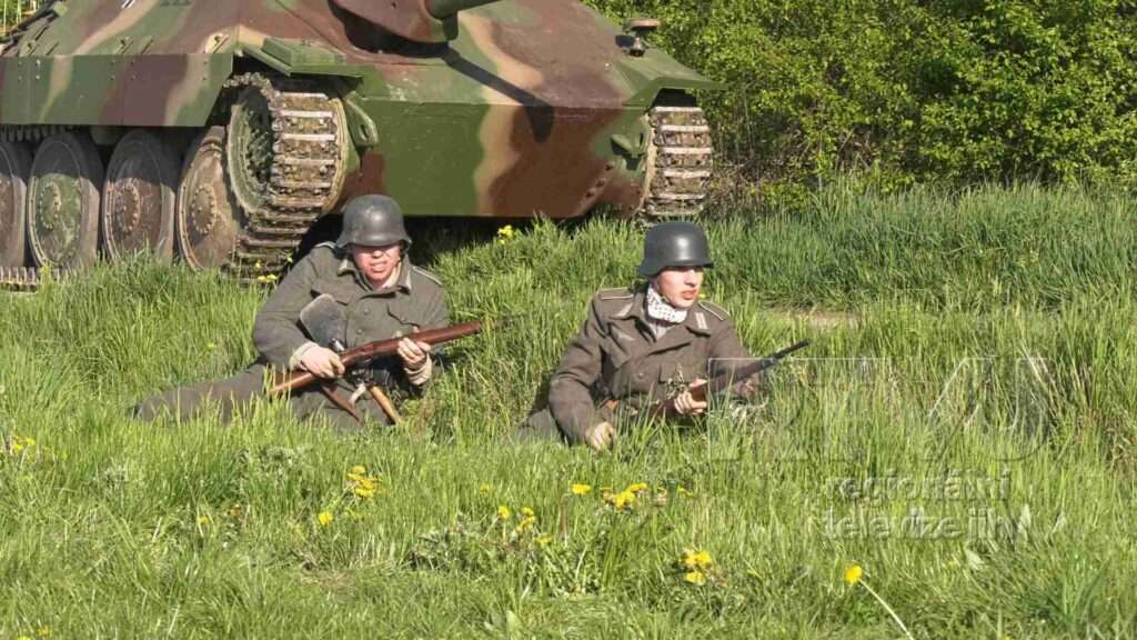 Osm desetiletí od konce války oslavili Hrušečtí stylově, foto 02