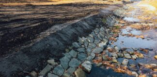 Revitalizované koryto řeky Lomné s kameny a rozšířeným břehem
