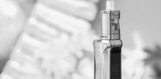 Elektronická cigareta a oblak aerosolu, ilustrační fotografie