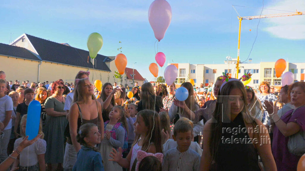V Moravské Nové Vsi zahájili školní rok v nově zrekonstruovaném areálu u Sokolovny, foto 01