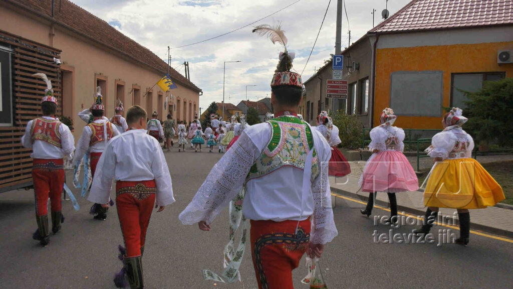 Maškary v Jamě: Milujem a verbujem!, foto 01