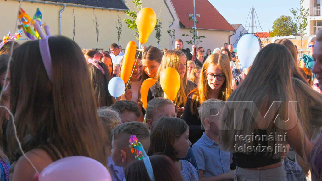 V Moravské Nové Vsi zahájili školní rok v nově zrekonstruovaném areálu u Sokolovny, foto 07
