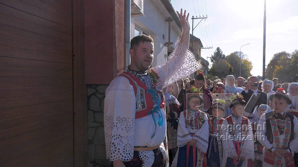 Krojovaný průvod přinesl do Dubňan tradice i veselí, foto 01