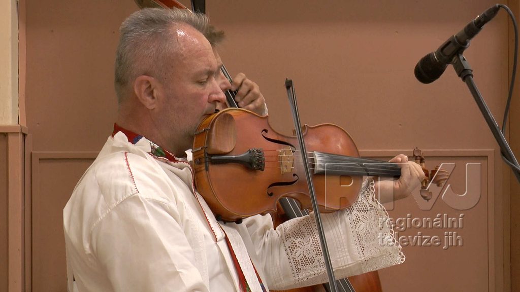 Předhodovní zpívání v Kosticích oslavilo 40 let mužského sboru, foto 01