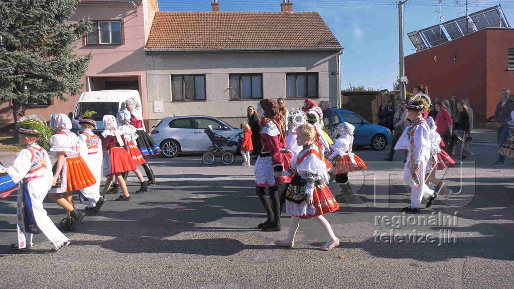 Krojovaný průvod přinesl do Dubňan tradice i veselí, foto 10