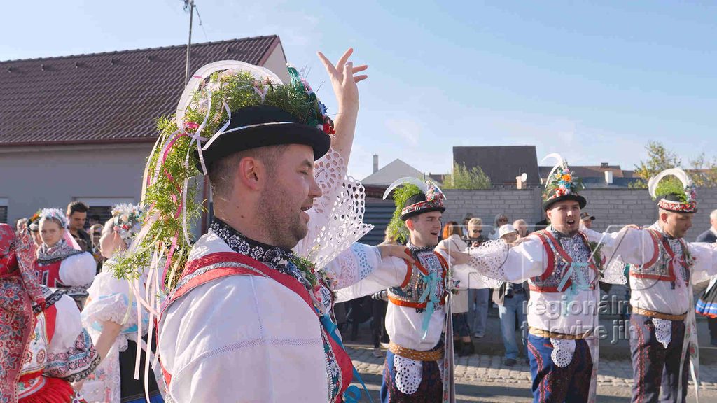 Krojovaný průvod přinesl do Dubňan tradice i veselí, foto 02
