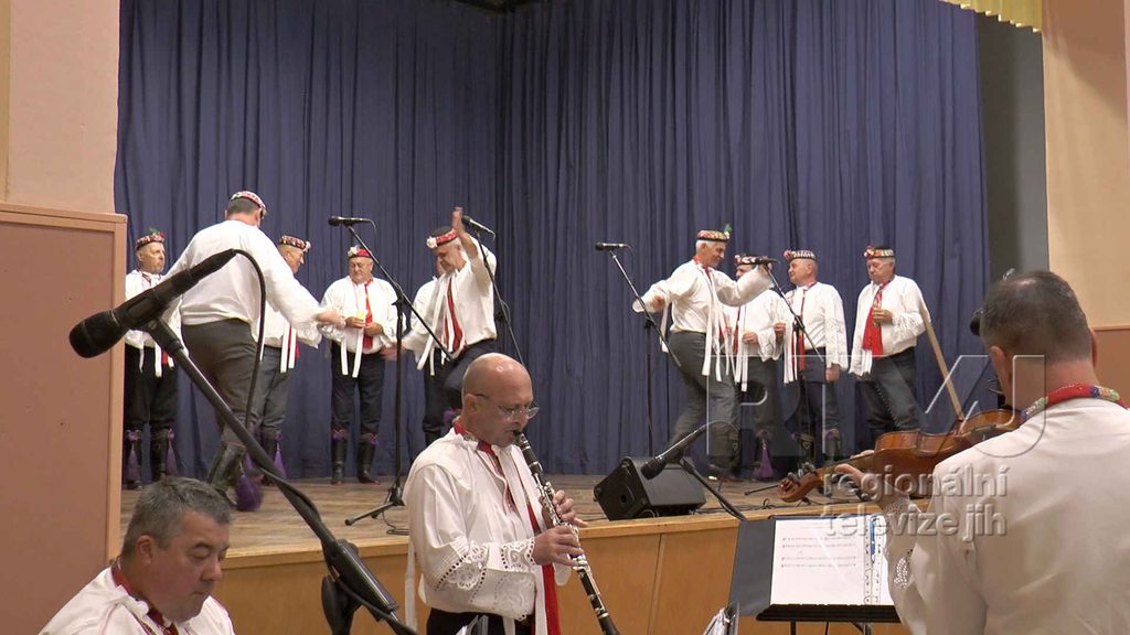 Předhodovní zpívání v Kosticích oslavilo 40 let mužského sboru, foto 02