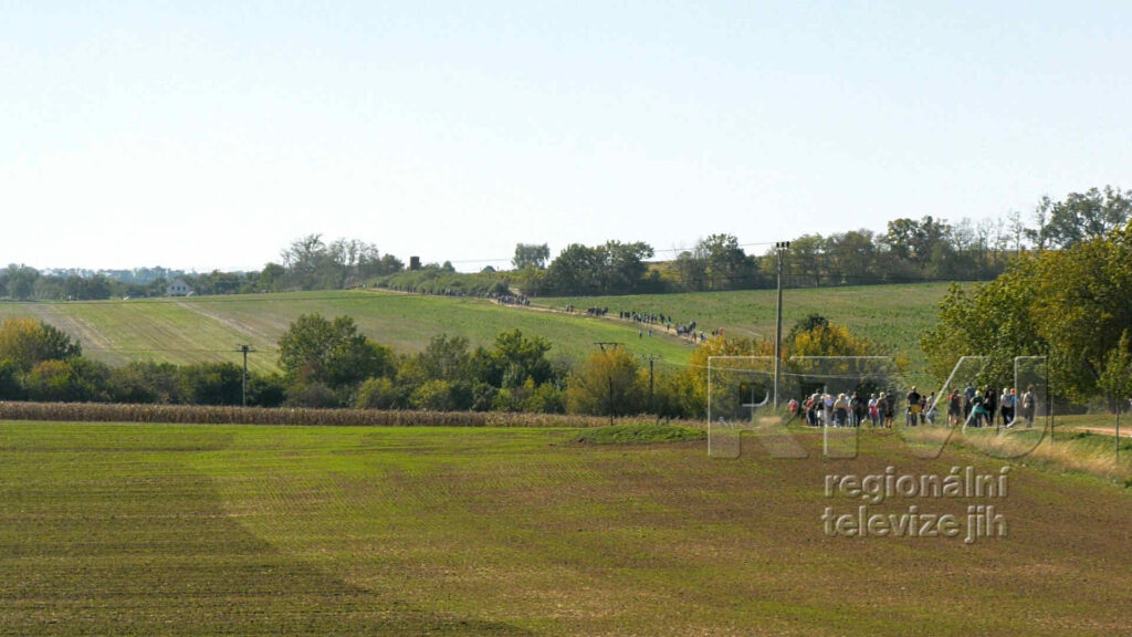 Tři trasy, tisíce turistů. Slováckými vinohrady se šlo už po osmačtyřicáté, foto 02