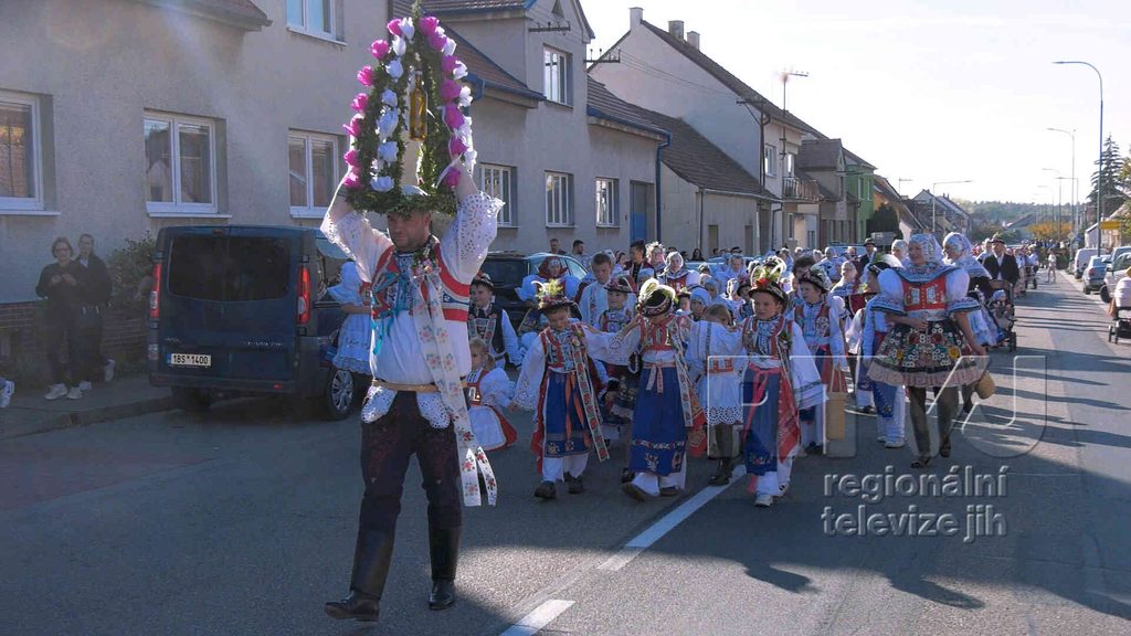 Krojovaný průvod přinesl do Dubňan tradice i veselí, foto 03