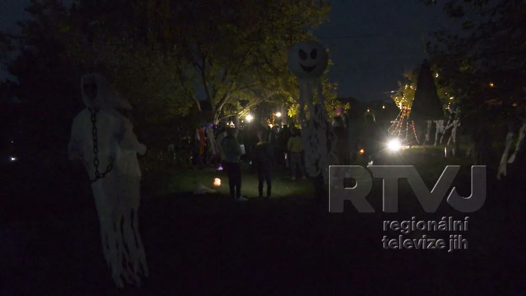 Strašidelný rybník v Hovoranech pobavil celé rodiny, foto 03