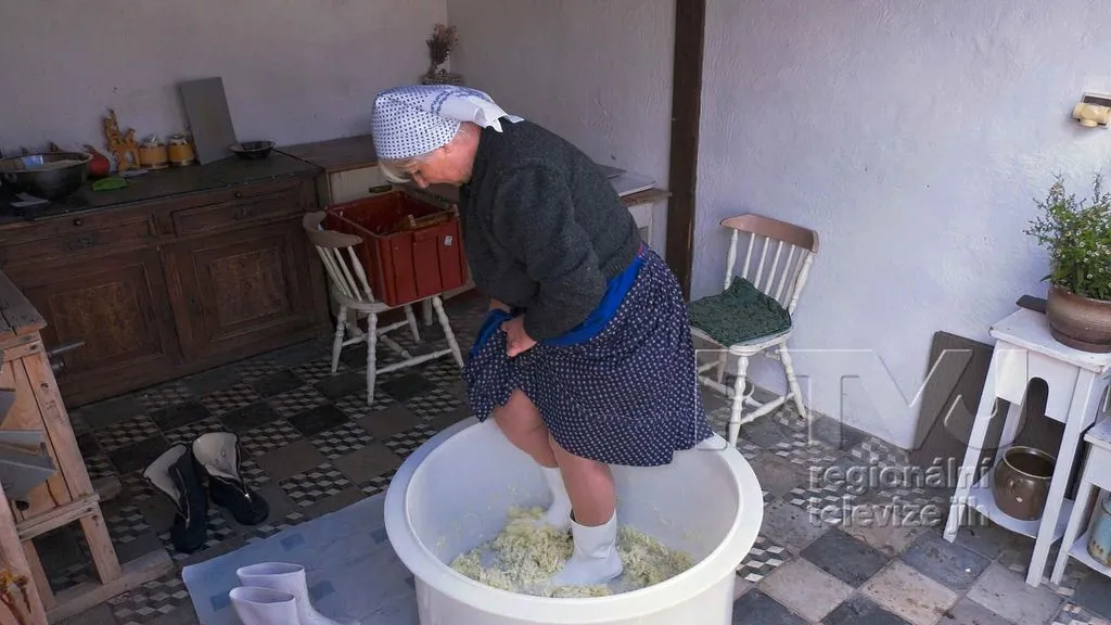 Tetičky z Kobylí našlapaly sto dvacet kilo zelí, foto 03