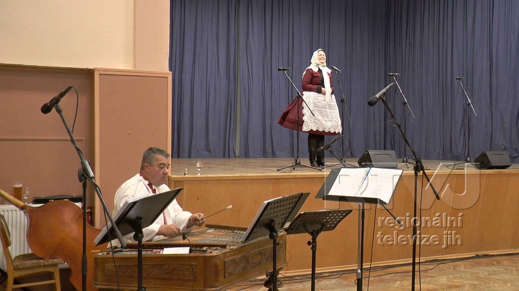 Předhodovní zpívání v Kosticích oslavilo 40 let mužského sboru, foto 03