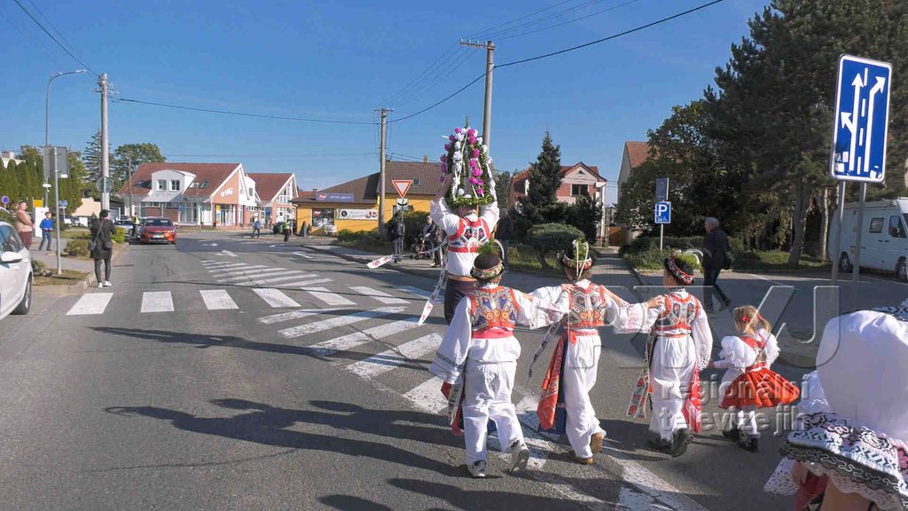Krojovaný průvod přinesl do Dubňan tradice i veselí, foto 04
