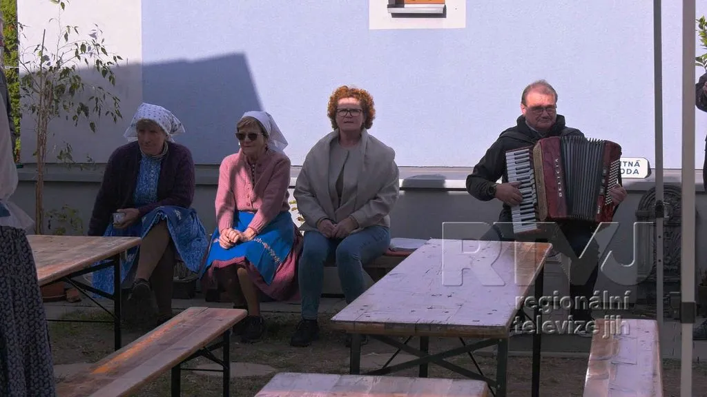 Tetičky z Kobylí našlapaly sto dvacet kilo zelí, foto 04