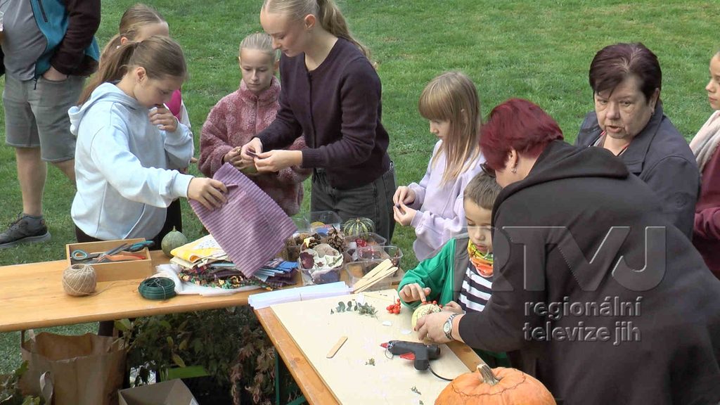 Dýně, soutěže a táborák. Velké Bílovice si užily podzimní radovánky, foto 04