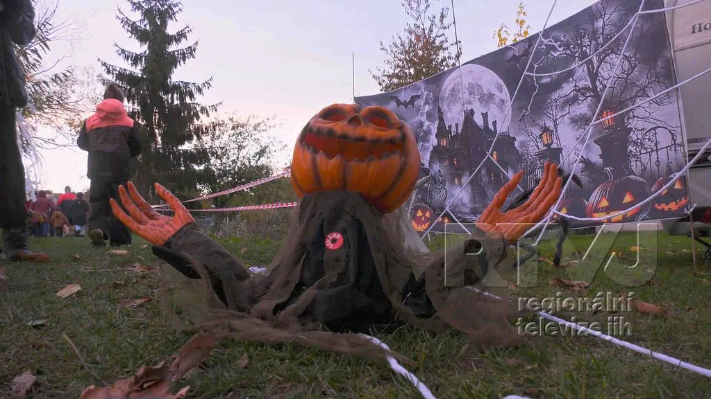 Strašidelný rybník v Hovoranech pobavil celé rodiny, foto 05