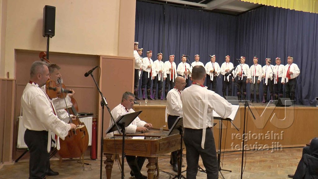Předhodovní zpívání v Kosticích oslavilo 40 let mužského sboru, foto 05
