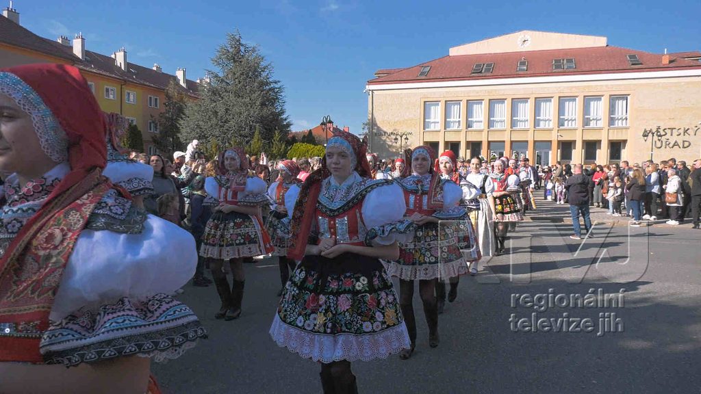 Krojovaný průvod přinesl do Dubňan tradice i veselí, foto 06