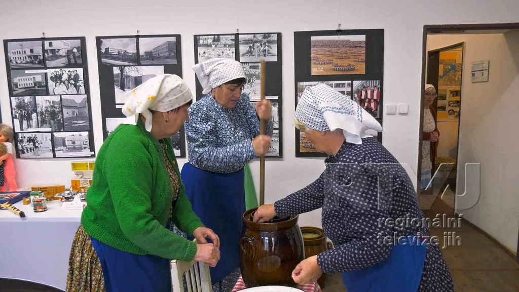 Tetičky z Kobylí našlapaly sto dvacet kilo zelí, foto 06