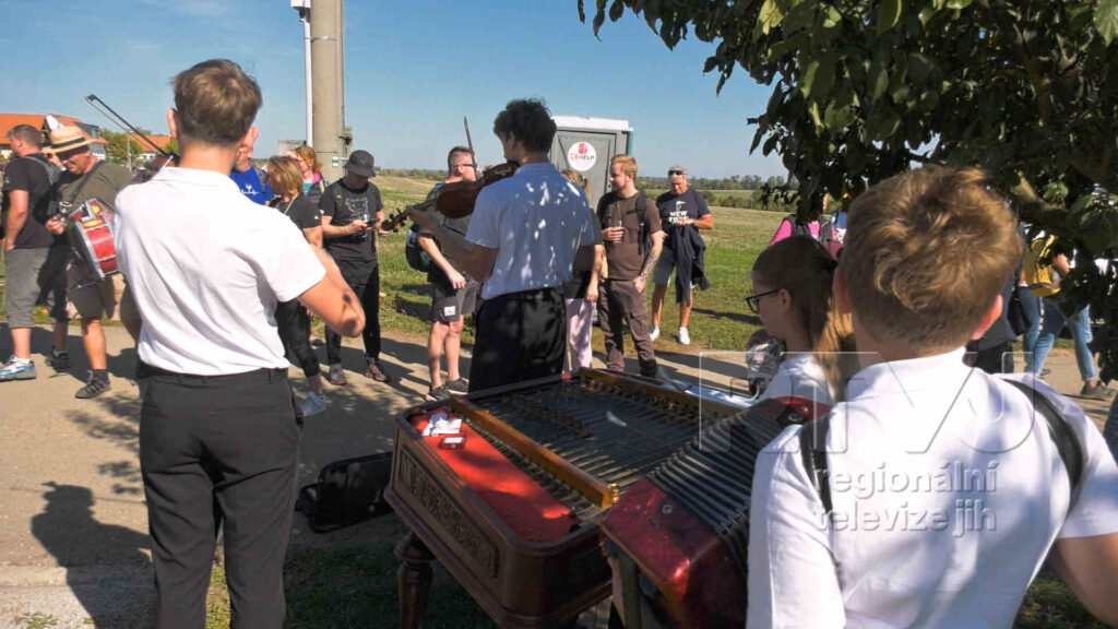 Tři trasy, tisíce turistů. Slováckými vinohrady se šlo už po osmačtyřicáté, foto 06