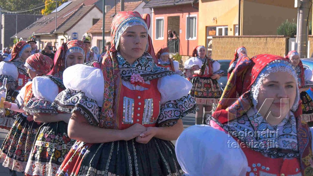 Krojovaný průvod přinesl do Dubňan tradice i veselí, foto 08