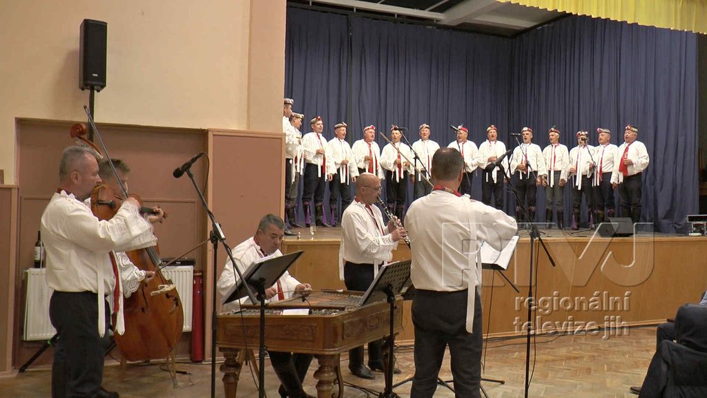 Předhodovní zpívání v Kosticích oslavilo 40 let mužského sboru, foto 08