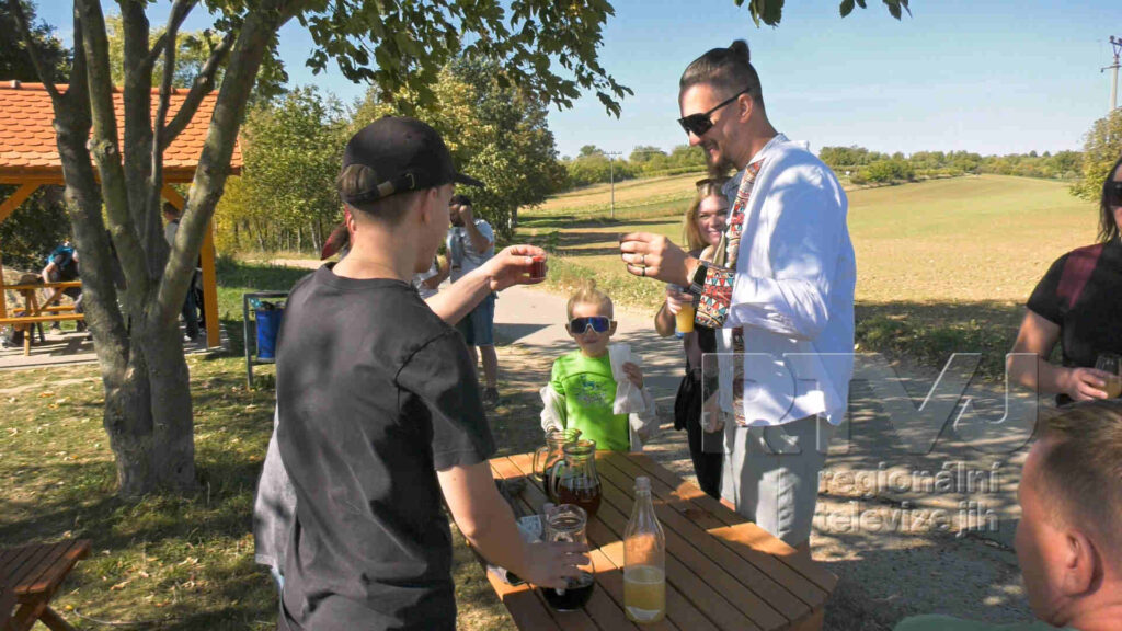 Tři trasy, tisíce turistů. Slováckými vinohrady se šlo už po osmačtyřicáté, foto 09