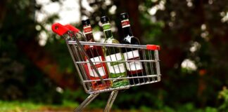 Ilustrační snímek sklenic s alkoholem a baru