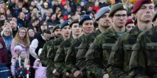 Ilustrační snímek nastoupených vojáků v uniformách při slavnostním nástupu