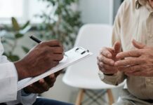 Program časného záchytu osteoporózy v Česku odhalil nemoc u více než 85 tisíc lidí Ilustrační snímek vyšetření a péče o kosti a zdraví seniorů