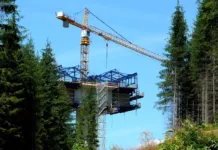 dálnice, výstavba, les, stromy, most, dálniční most, práce, jeřáb, liebherr, stavební jeřáb, konstrukce, staveniště, infrastruktura, příroda, kysuce, slovensko, evropa