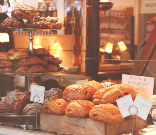 chleby, pečivo, croissanty, listové těsto, dánština, pekařství, snídaně, lahodné, jídlo, čerstvé pečivo, cukrárna, bakeshop, restaurace, prodejna, chutný, odrůda, zobrazení chleba,