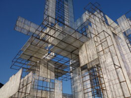 Venkovní monumentální prostorová instalace z kovových konstrukcí