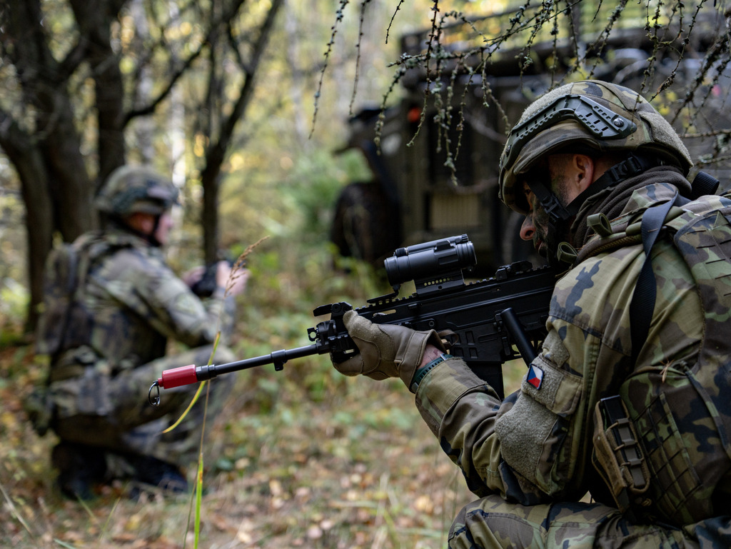 Vojenská technika a vojáci při polním výcviku v terénu